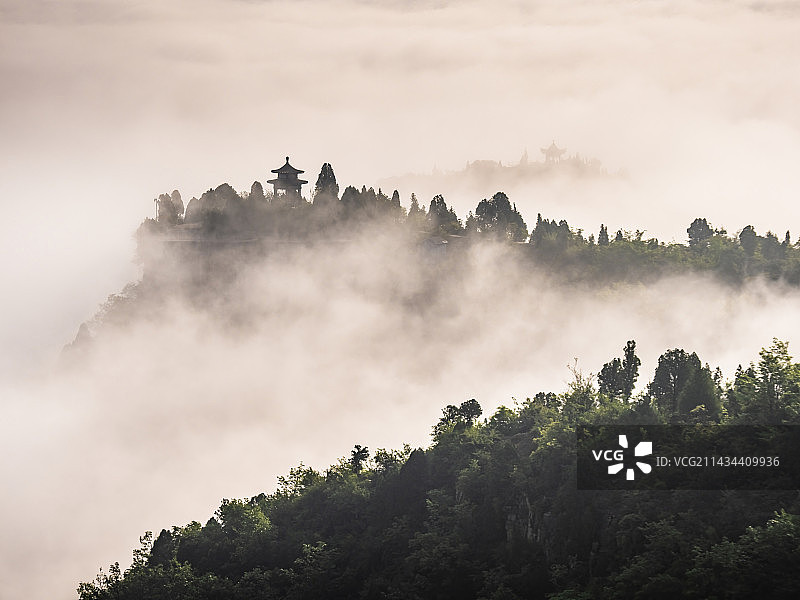 河南省洛阳市新安县 黄河 小浪底水库 荆紫山日出云海图片素材