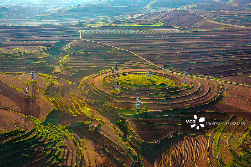 大连瓦房店：梯田-国家电网-春光明媚图片素材