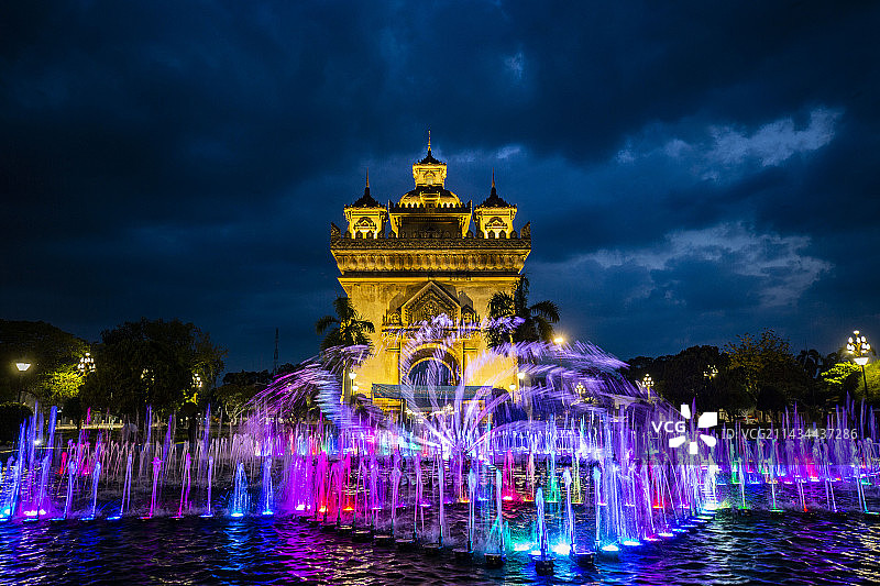 老挝首都万象的凯旋门与喷泉图片素材