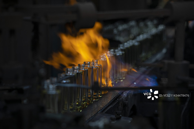 玻璃瓶制造熔炉生产线图片素材
