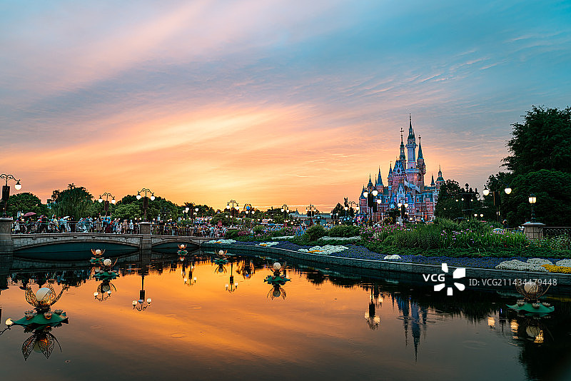 晚霞中迪士尼城堡，人山人海。图片素材