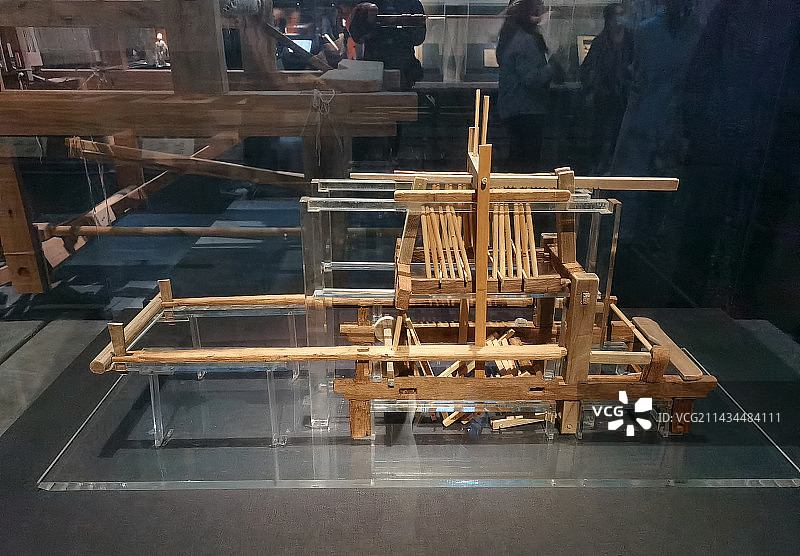 中国四川成都博物馆 西汉 连杆型-勾多综提花木织机 成都老官山汉墓出土图片素材