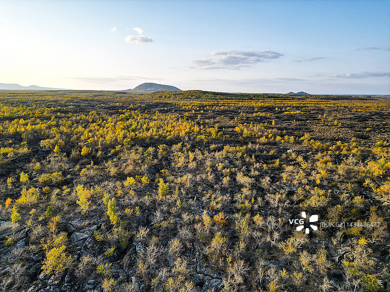黑龙江省五大连池市温泊景区秋天航拍视角夕阳美景图片素材