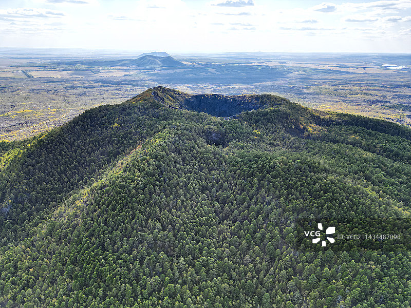 黑龙江省五大连池市黑龙山/老黑山景区航拍视角秋天美景图片素材