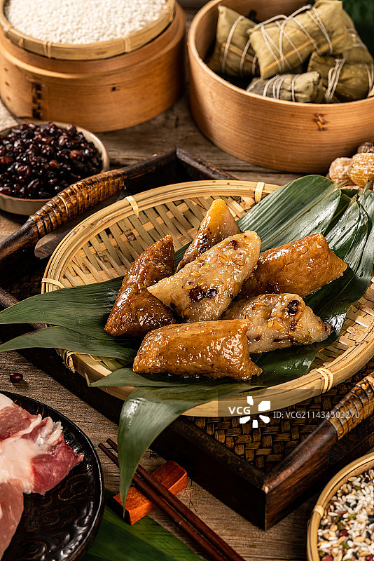 木板背景上一盘传统美食端午粽子图片素材