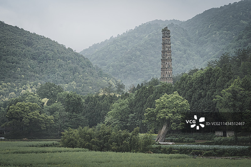 矗立在山峦中的古塔图片素材