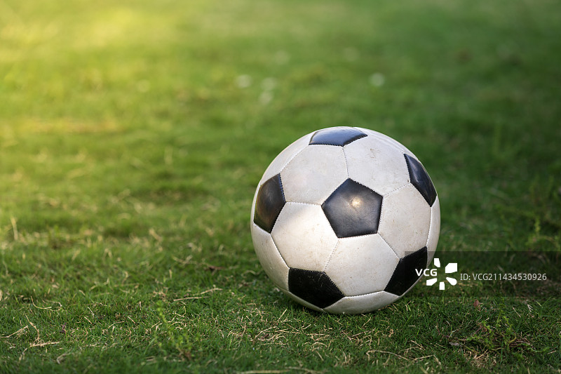 球场上的足球图片素材