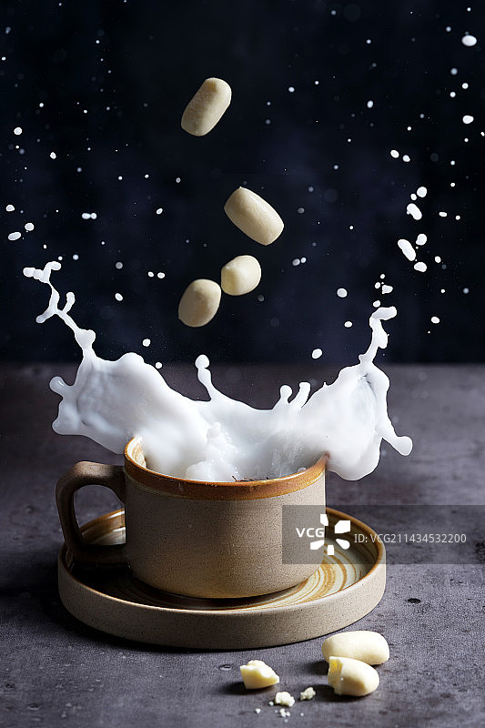 放在桌子上的杯子里的牛奶和鸡蛋图片素材