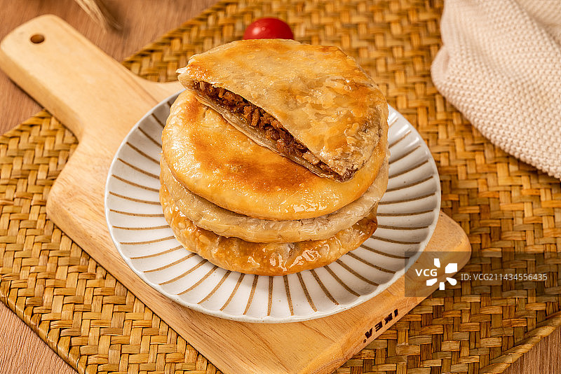 木板背景上一盘美味的牛肉饼图片素材