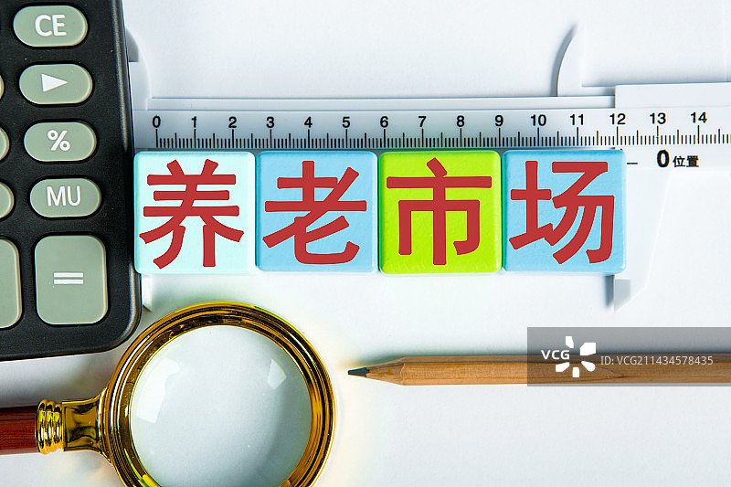 创意配图：养老市场图片素材