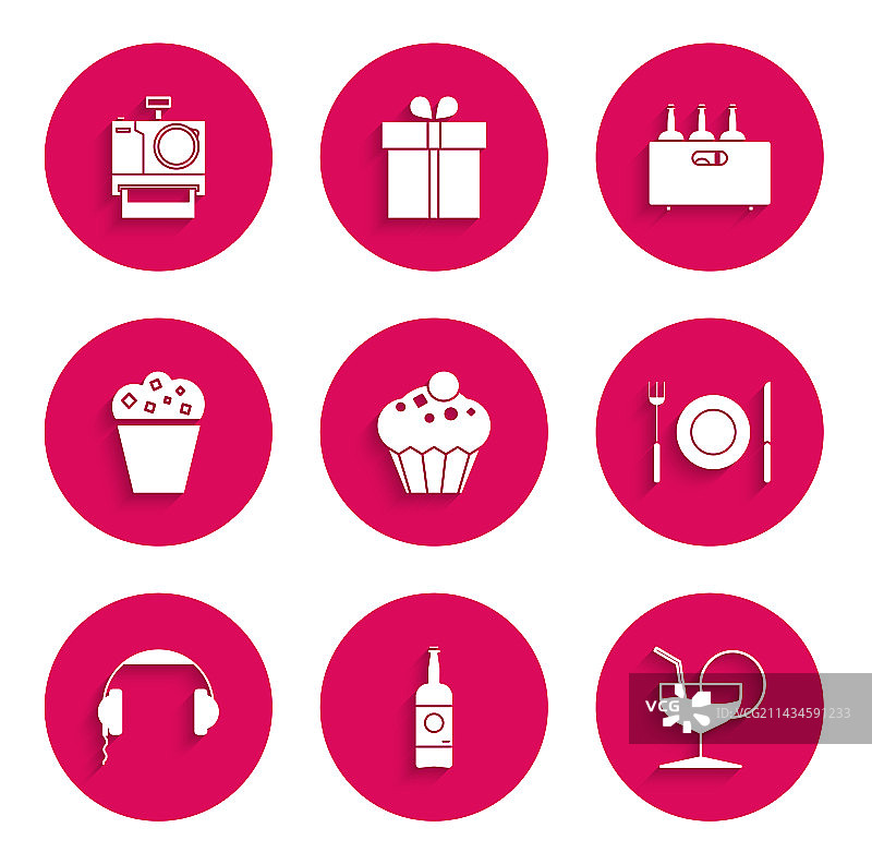 松饼啤酒瓶马提尼酒杯盘子素材图片素材