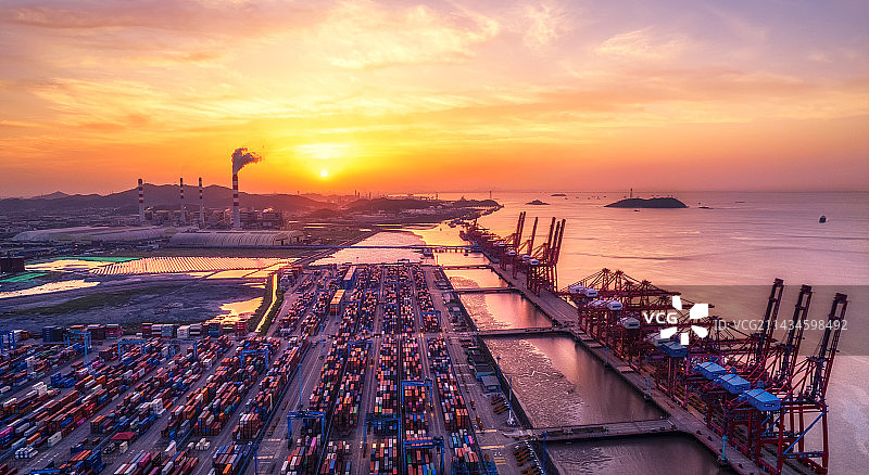 夕阳下的北仑港图片素材