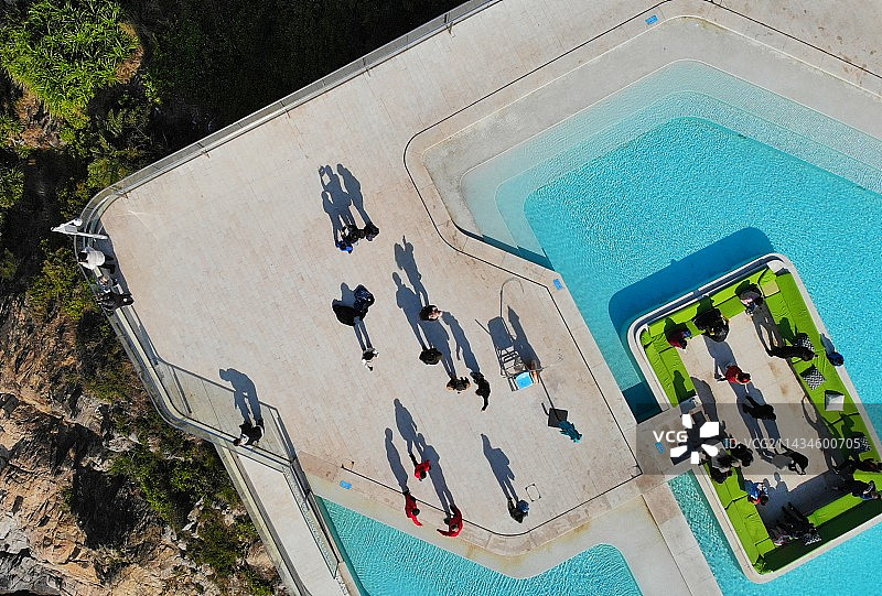 北洛秘境游泳池，航拍。人影互动，光影温馨。图片素材