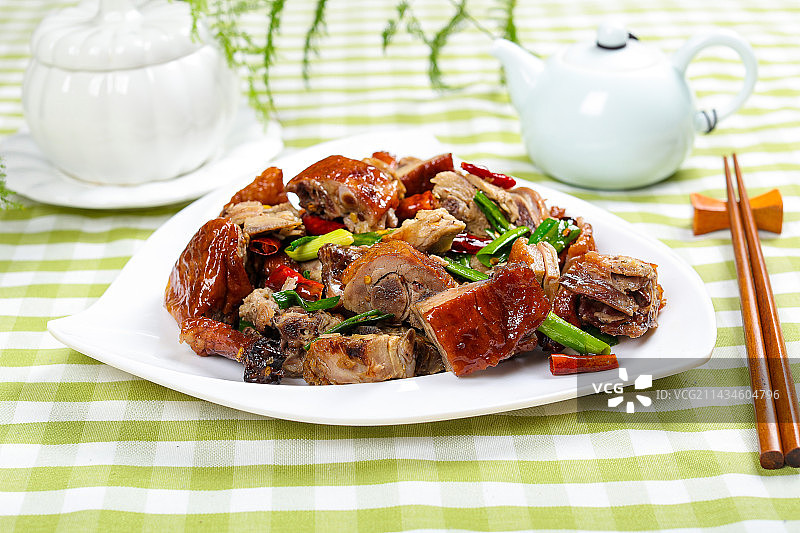 家常小炒菜肴蒜叶炒香酥烤鸭肉图片素材
