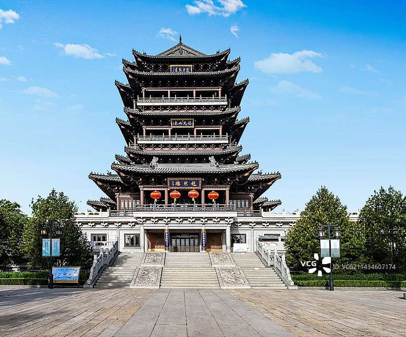 晴朗天气蓝天白云绿树背景中的山东济南大明湖风景区超然楼建筑景观特写镜头与道路广场平台图片素材