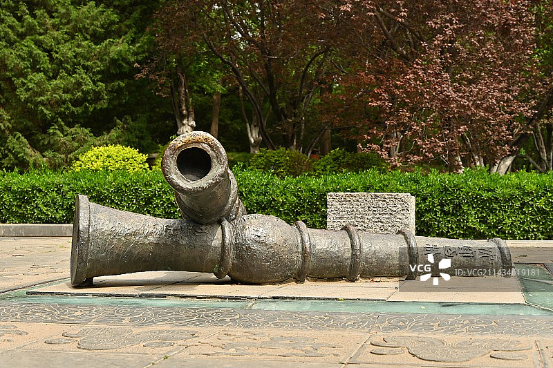 元大都城垣遗址公园中的火炮图片素材