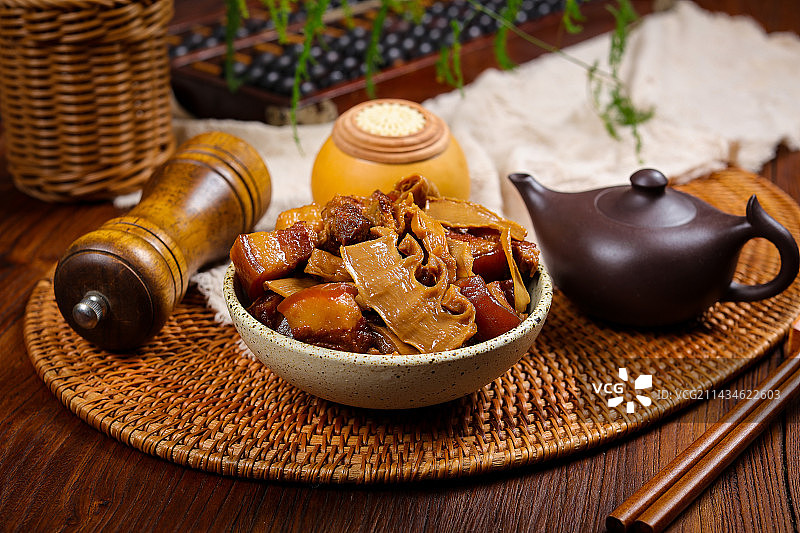 特色农家菜红烧肉炖笋干图片素材