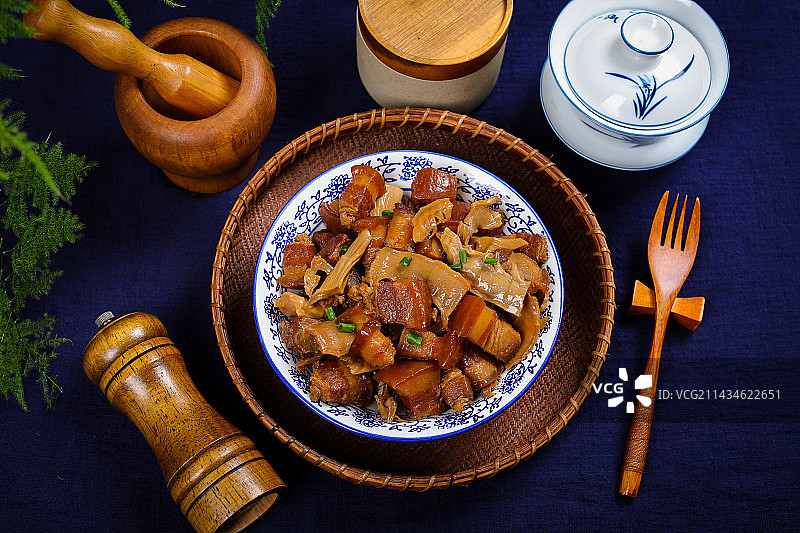 家常小炒菜肴红烧肉炒竹笋干图片素材