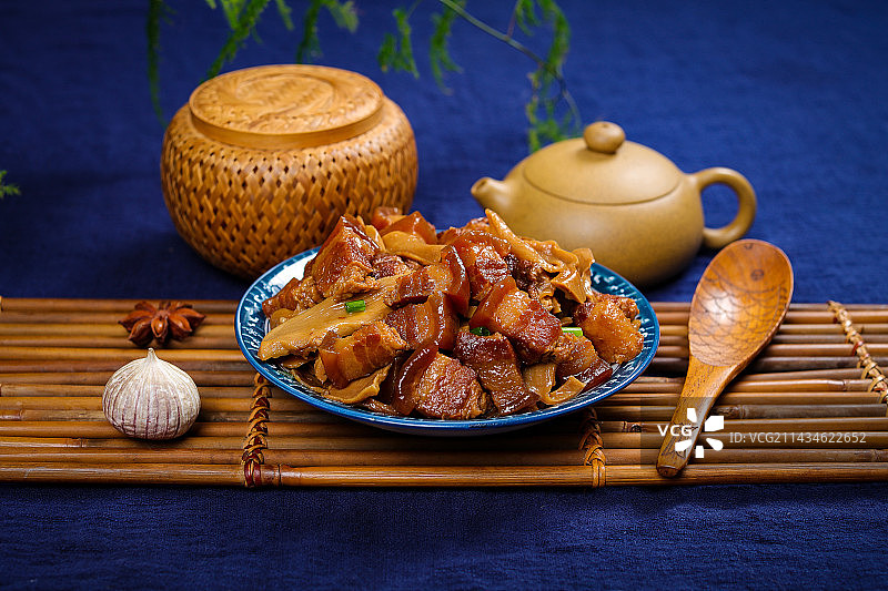 家常小炒菜肴红烧肉炒竹笋干图片素材