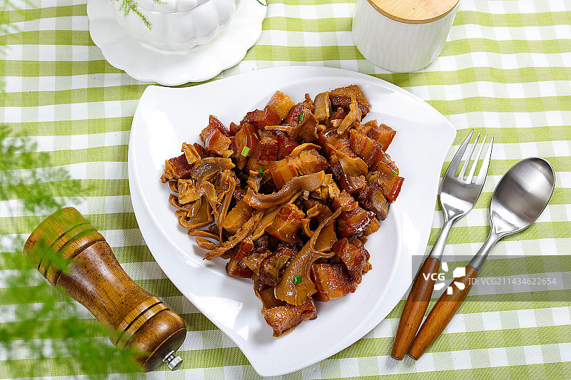 家常小炒菜肴红烧肉炒竹笋干图片素材