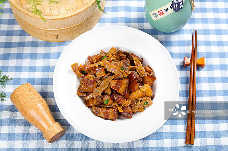 家常小炒菜肴红烧肉炒竹笋干图片素材