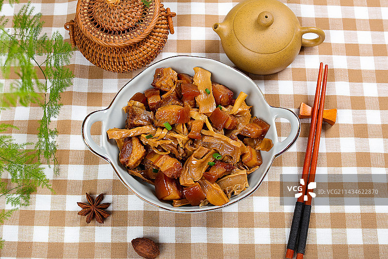 特色下酒菜红烧肉炖冬笋干图片素材