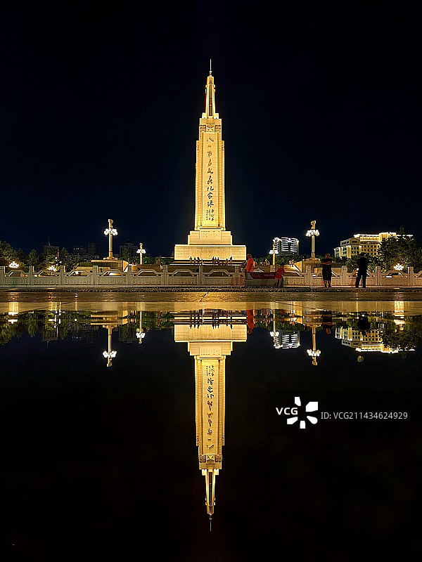 八一起义纪念塔夜景倒影图片素材