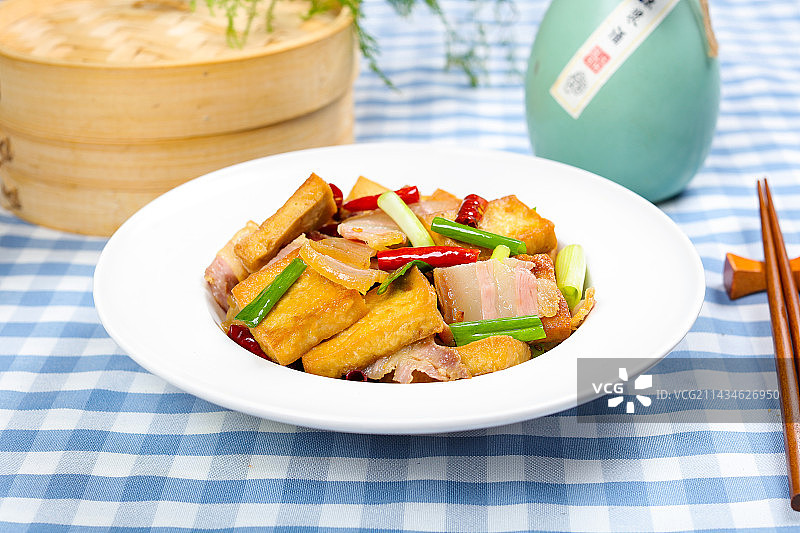 美味家常菜煎豆腐炒腊肉片图片素材