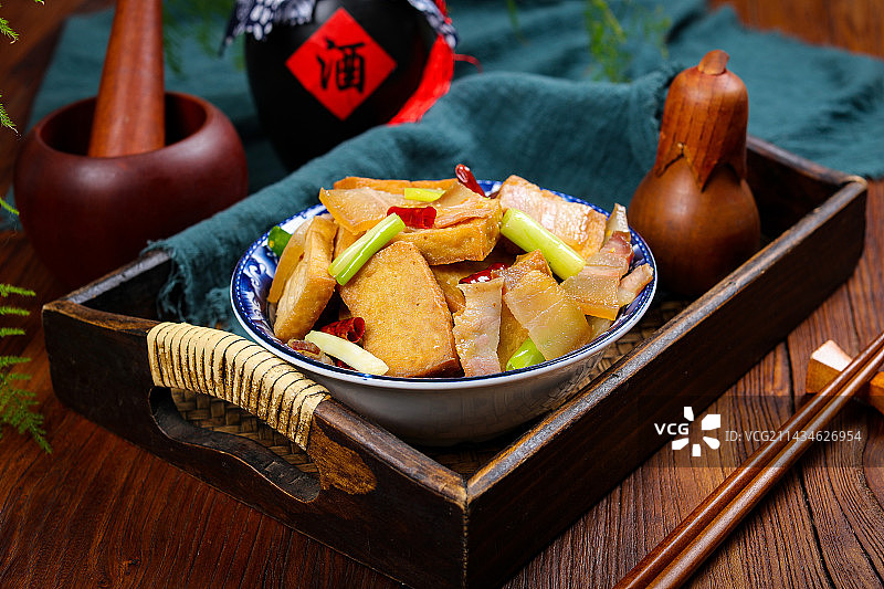 美味家常菜煎豆腐炒腊肉片图片素材