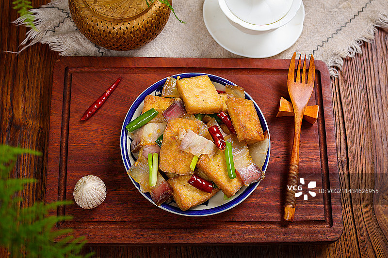 美味家常菜煎豆腐炒腊肉片图片素材