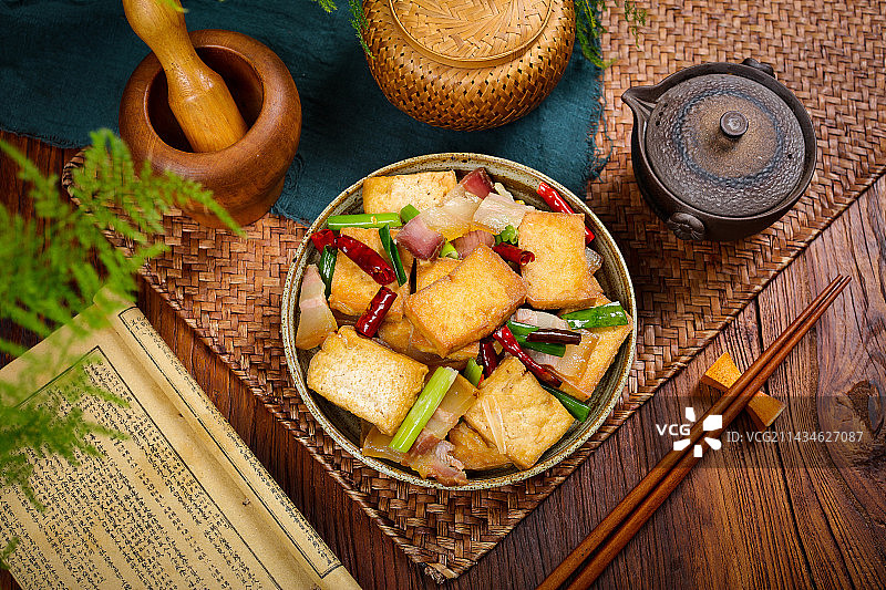 美味下酒菜油炸豆腐干炒腊肉图片素材