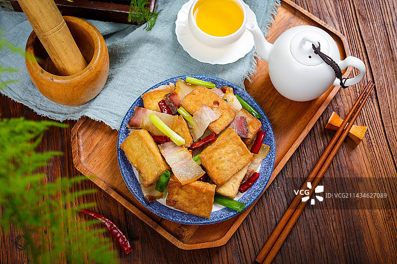 美味下酒菜油炸豆腐干炒腊肉图片素材