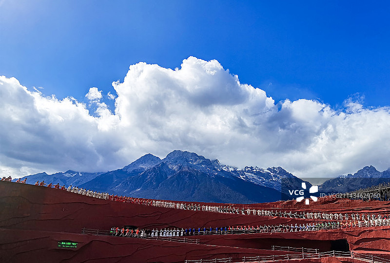 蓝天白云下的玉龙雪山印象丽江图片素材