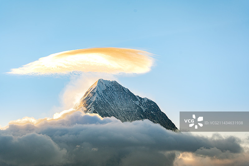 日落时白雪皑皑的群山帽子云图片素材