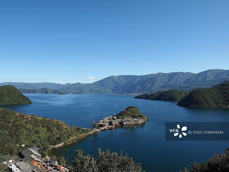 泸沽湖中的里格半岛图片素材