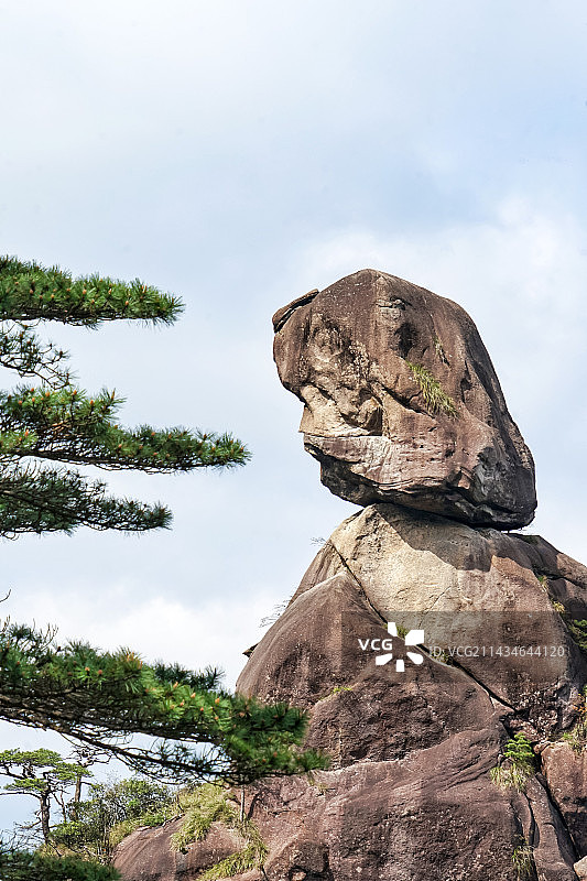 三清山东方女神峰岩石对天的低角度视图图片素材