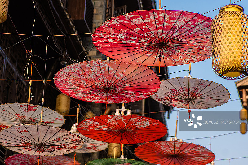 悬挂的油纸伞图片素材