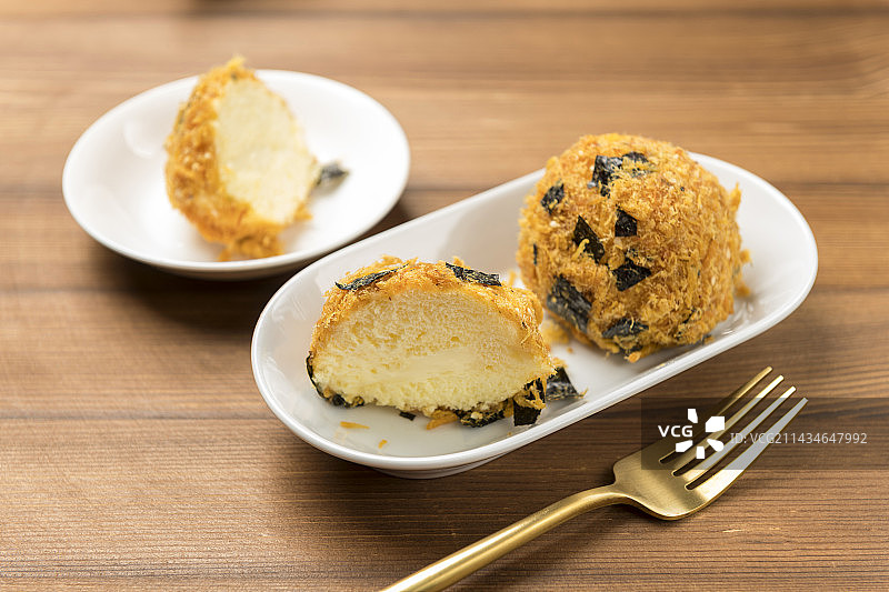 网红美食肉松小贝摆放在桌面上特写图片素材