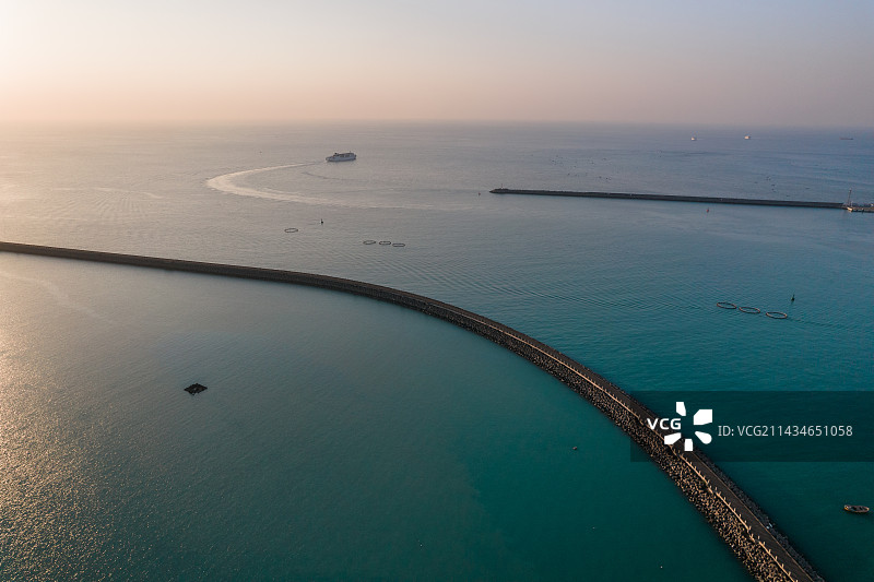 海南海口海上轮船行驶航行海面风光航拍图片素材