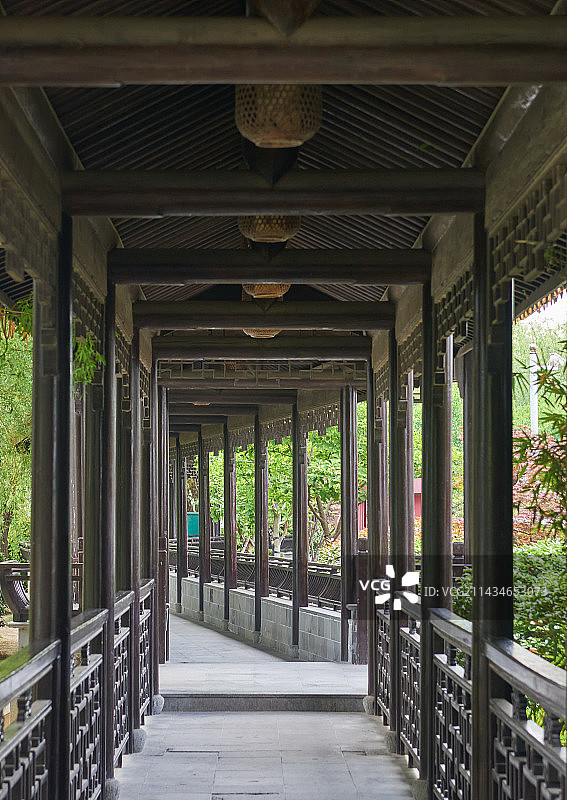 江苏甪直古镇入口处的一条无人的走廊和廊柱以及屋檐图片素材