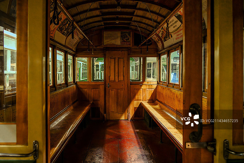 老式复古火车车厢内部图片素材