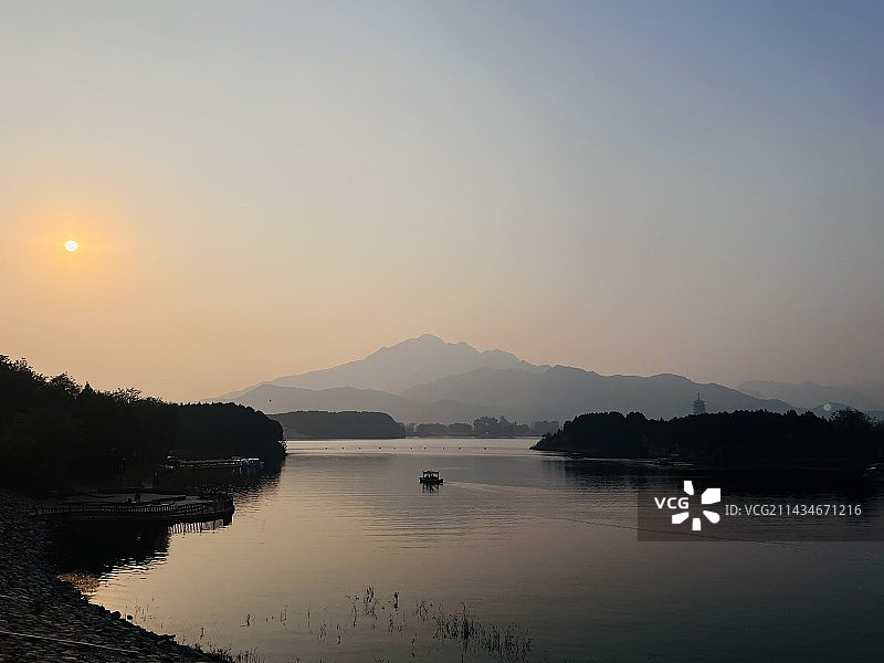 轻舟已过万重山图片素材