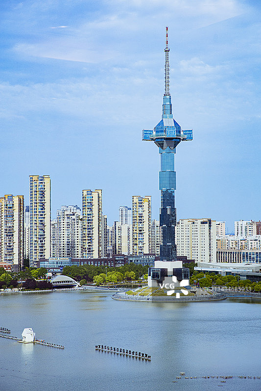 站在金鹰尚美里拍摄盐城聚龙湖电视塔图片素材