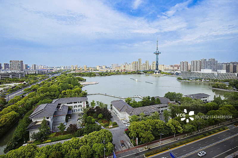 站在金鹰尚美里拍摄盐城聚龙湖电视塔图片素材
