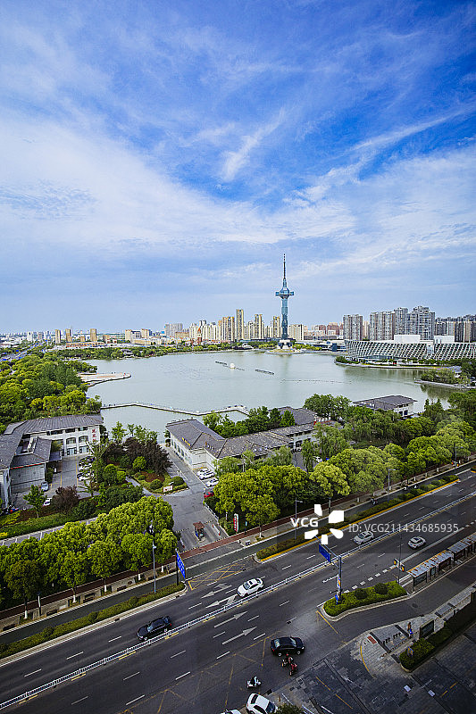 站在金鹰尚美里拍摄盐城聚龙湖电视塔图片素材