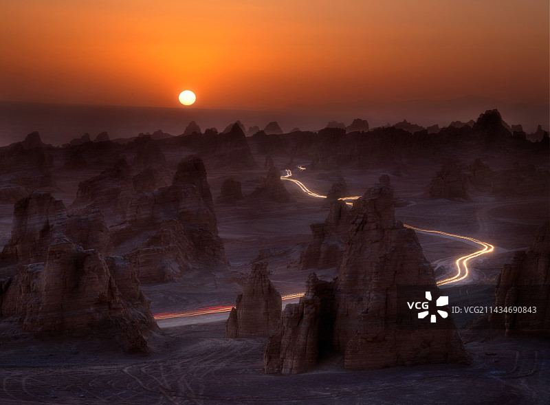 落日余晖下的俄博梁图片素材