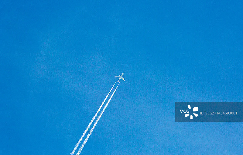 飞机在蓝天下飞行的低角度视图图片素材