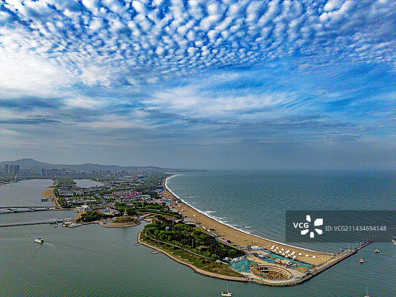 航拍山东日照万平口灯塔景区卷积云阳光沙滩黄海风光图片素材