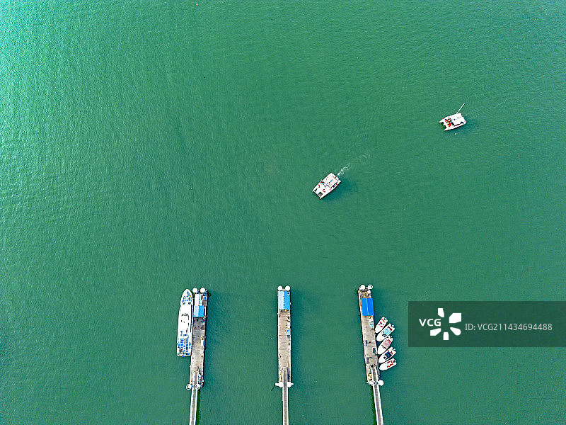 航拍游艇码头图片素材