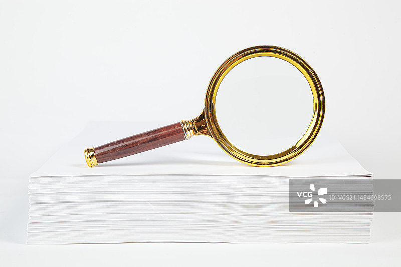 白色背景上的书本，放大镜，图片素材